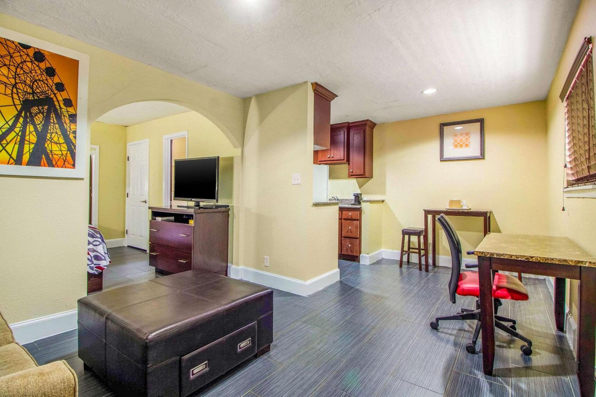 Rodeway Inn & Suites Houston near Medical Center photo 6