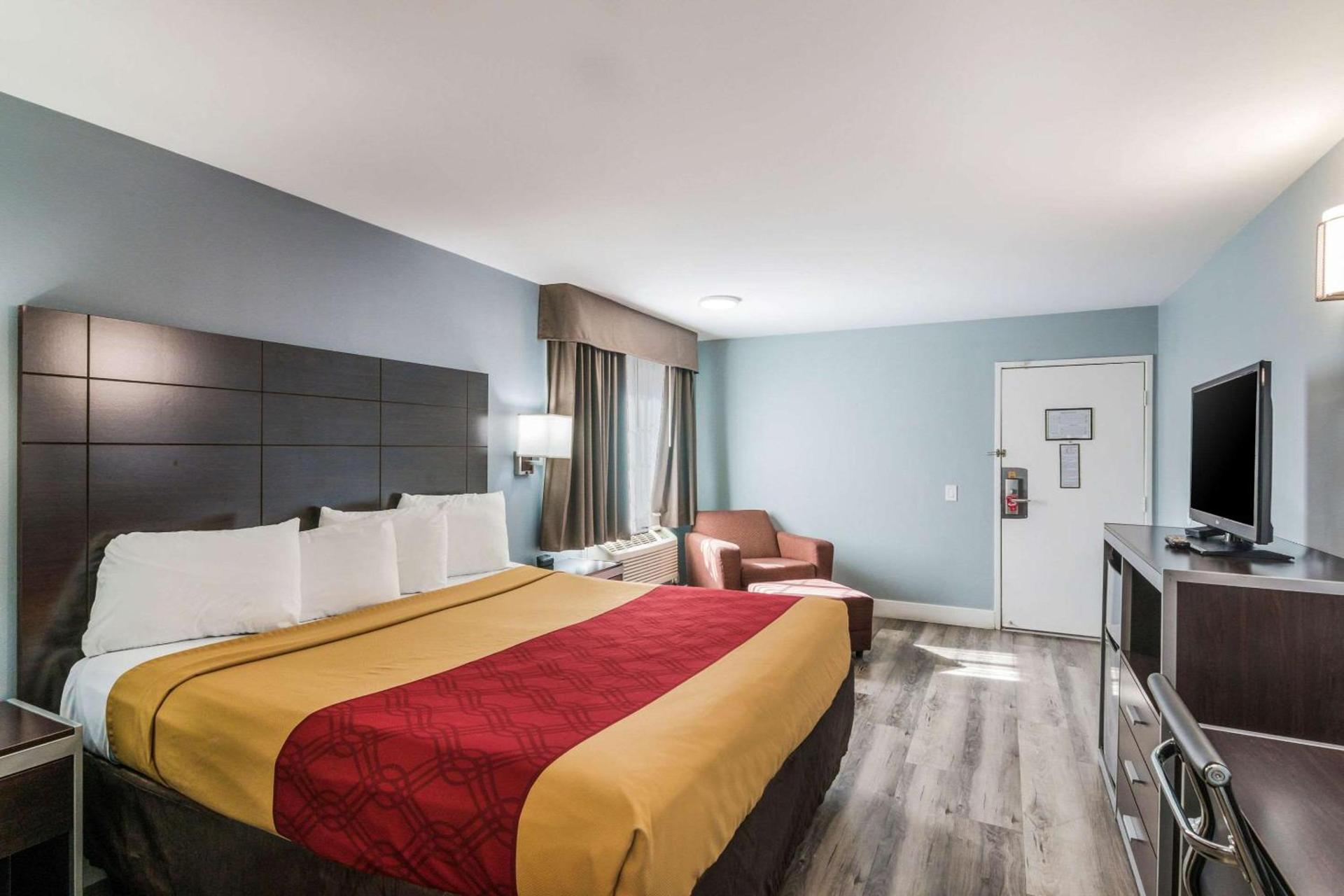Econo Lodge Hesperia - Victorville I-15 photo 37