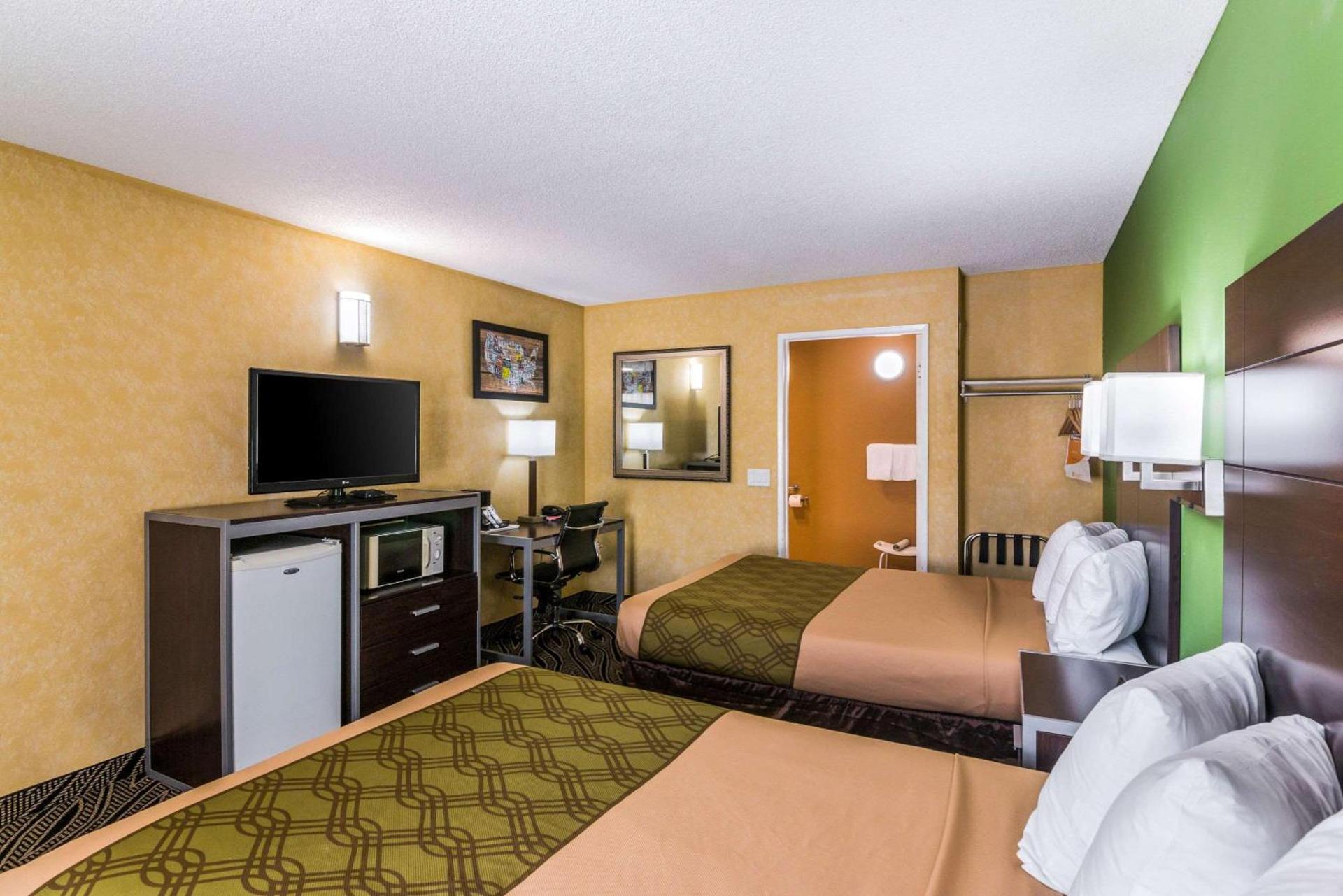 Econo Lodge Hesperia - Victorville I-15 photo 9