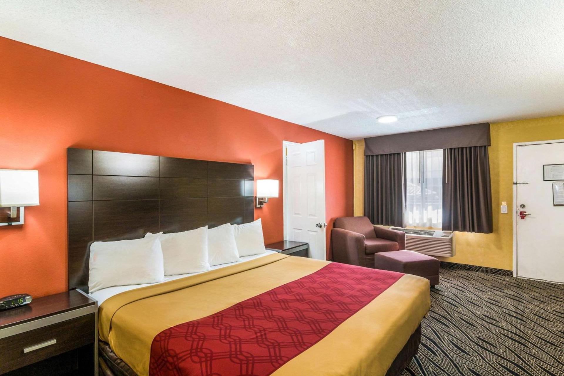 Econo Lodge Hesperia - Victorville I-15 photo 17