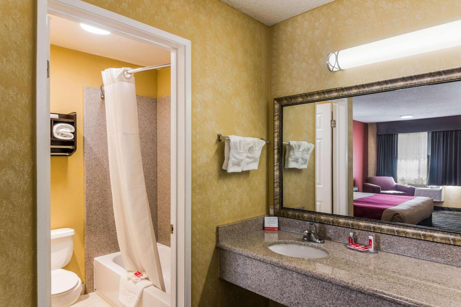 Econo Lodge Hesperia - Victorville I-15 photo 14