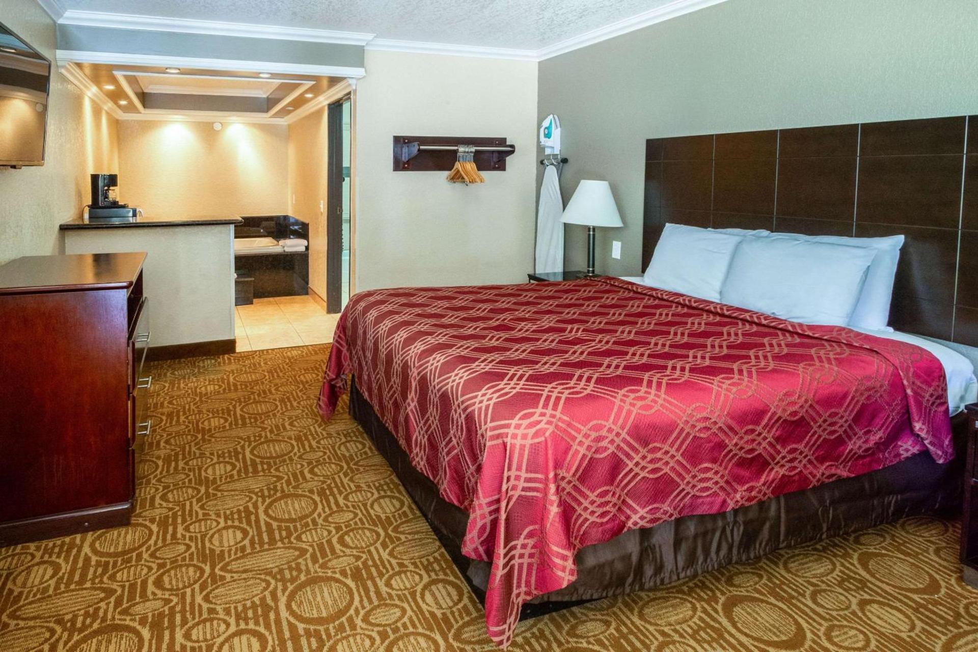Econo Lodge Inn & Suites Fallbrook Downtown photo 22
