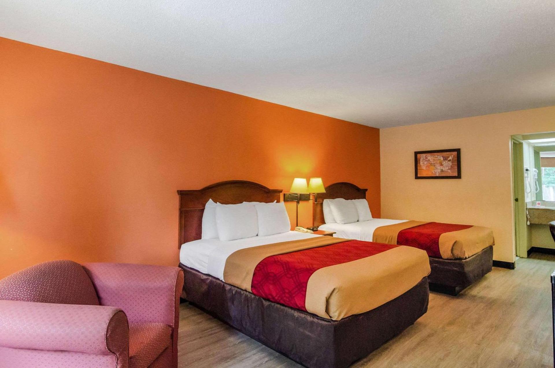 Econo Lodge Inn & Suites Gulfport Airport photo 9