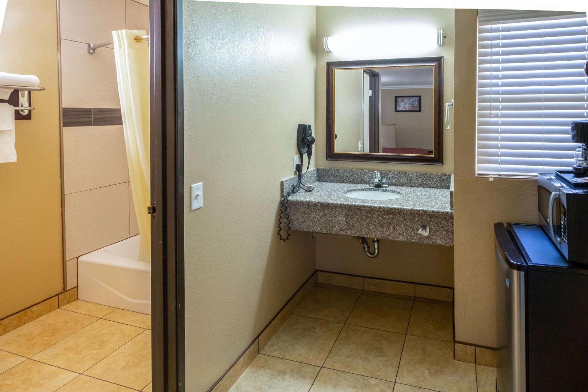 Econo Lodge Inn & Suites Fallbrook Downtown photo 18