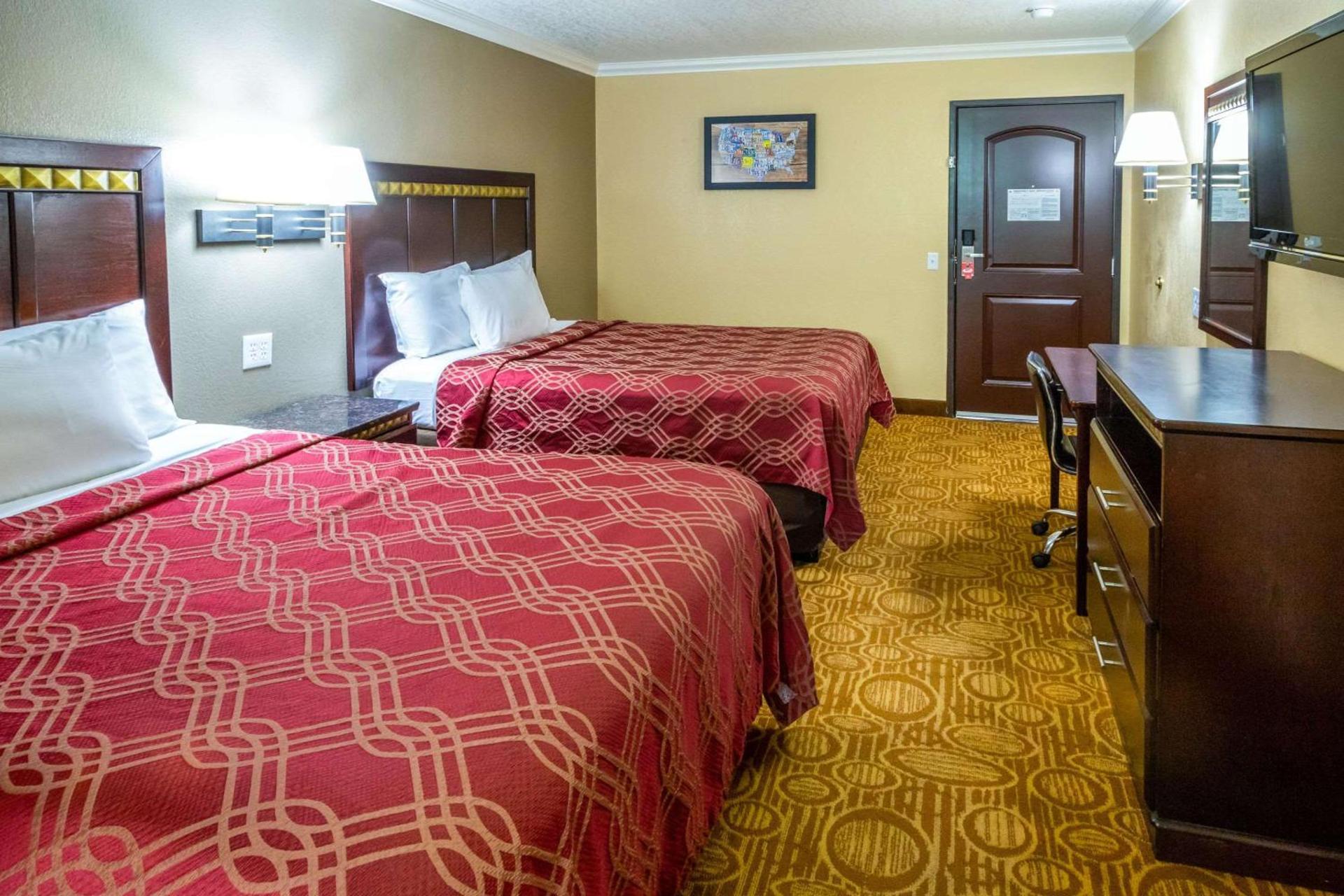 Econo Lodge Inn & Suites Fallbrook Downtown photo 14