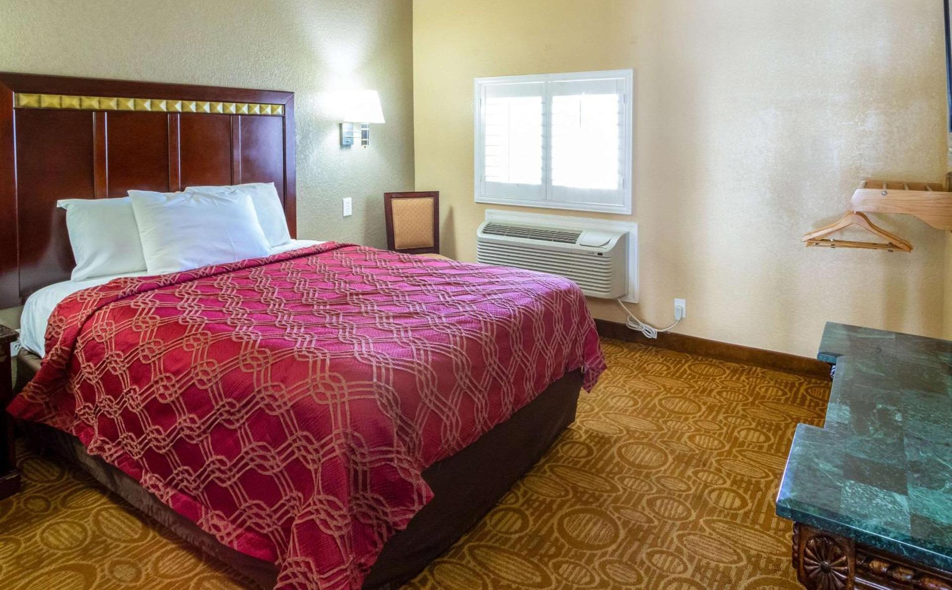 Econo Lodge Inn & Suites Fallbrook Downtown photo 8