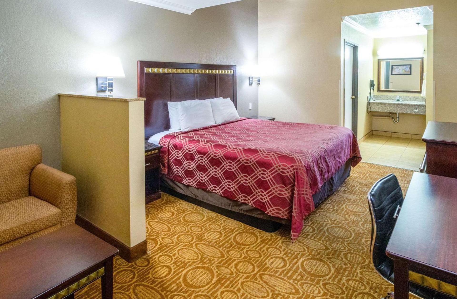 Econo Lodge Inn & Suites Fallbrook Downtown photo 15