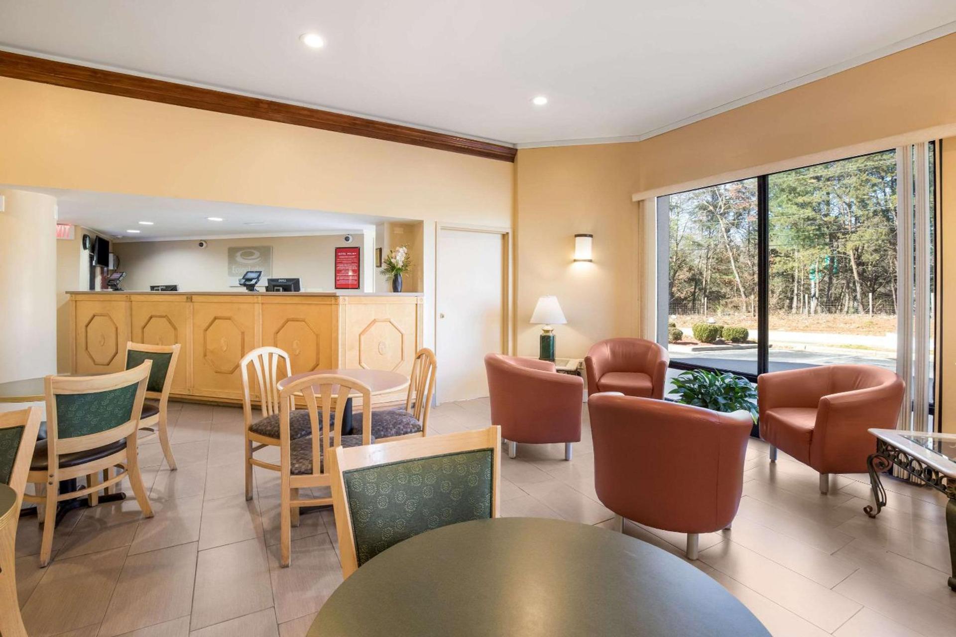Econo Lodge Hendersonville photo 23