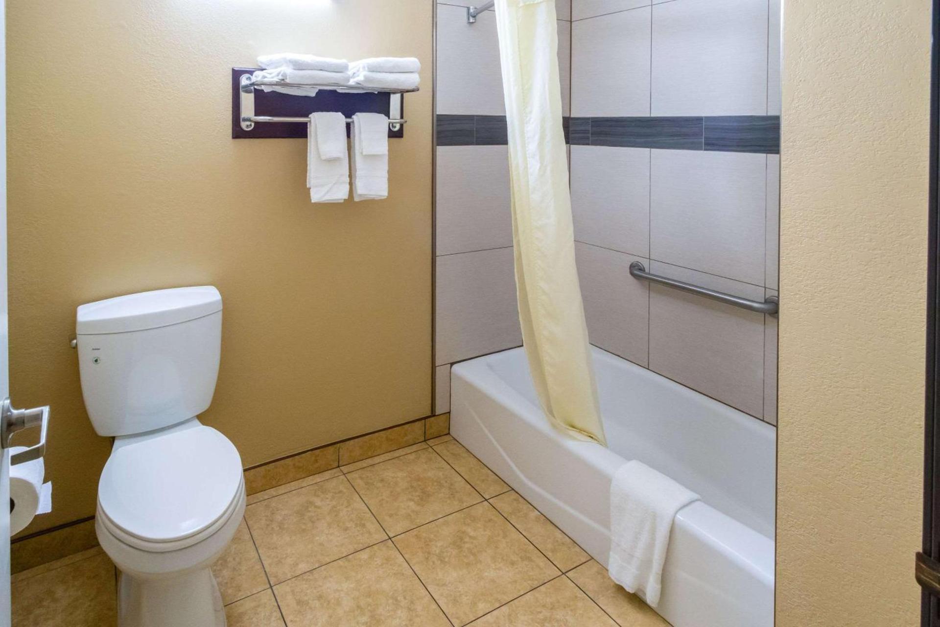 Econo Lodge Inn & Suites Fallbrook Downtown photo 26