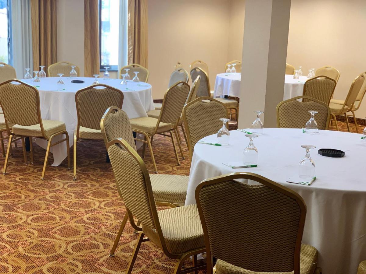 Clarion Hotel & Suites Conference Center Memphis Airport photo 15