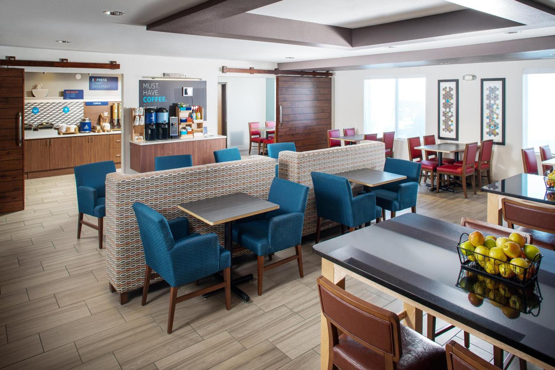 Holiday Inn Express & Suites Bellevue -Omaha Area- by IHG photo 10