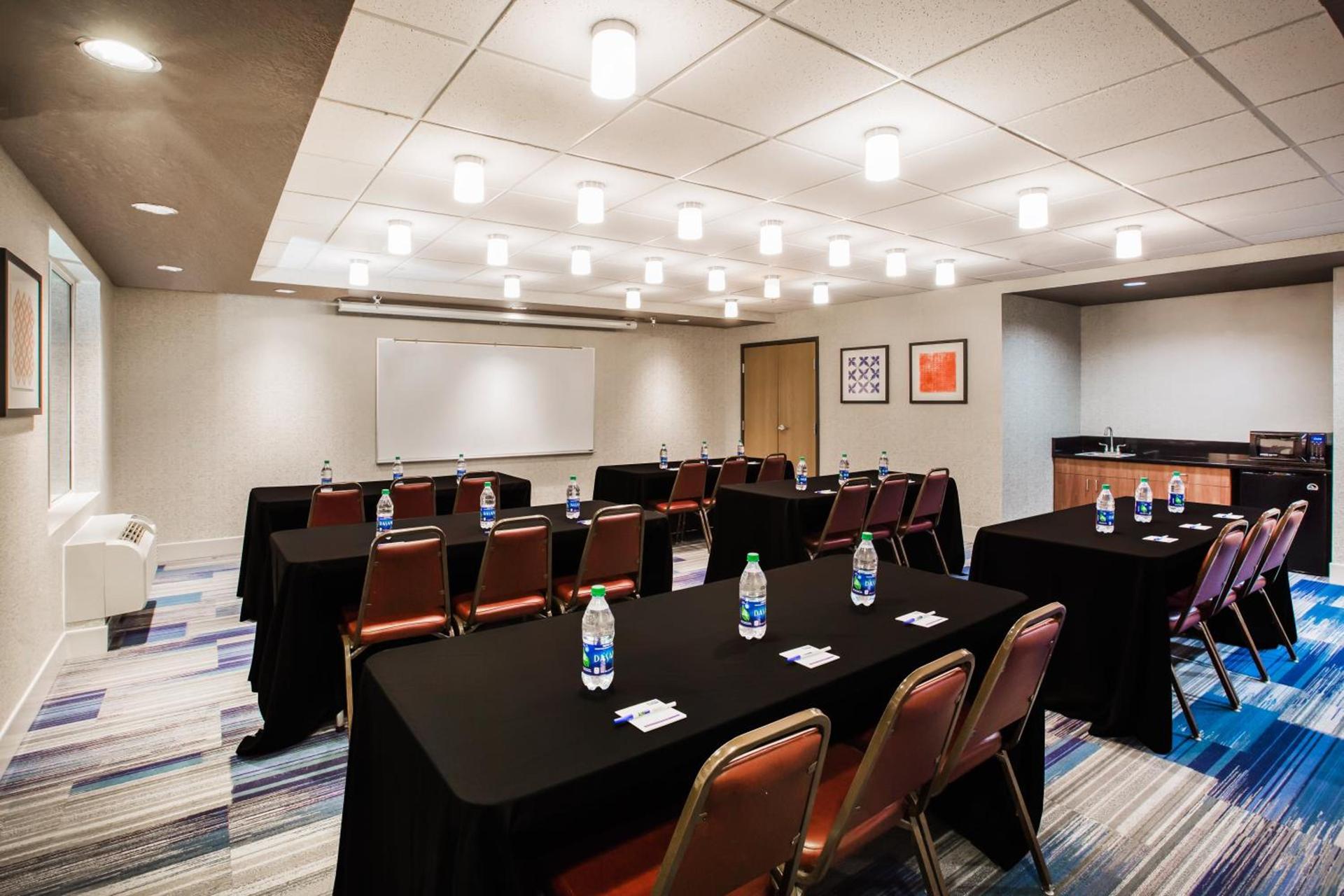 Holiday Inn Express & Suites Bellevue -Omaha Area- by IHG photo 38