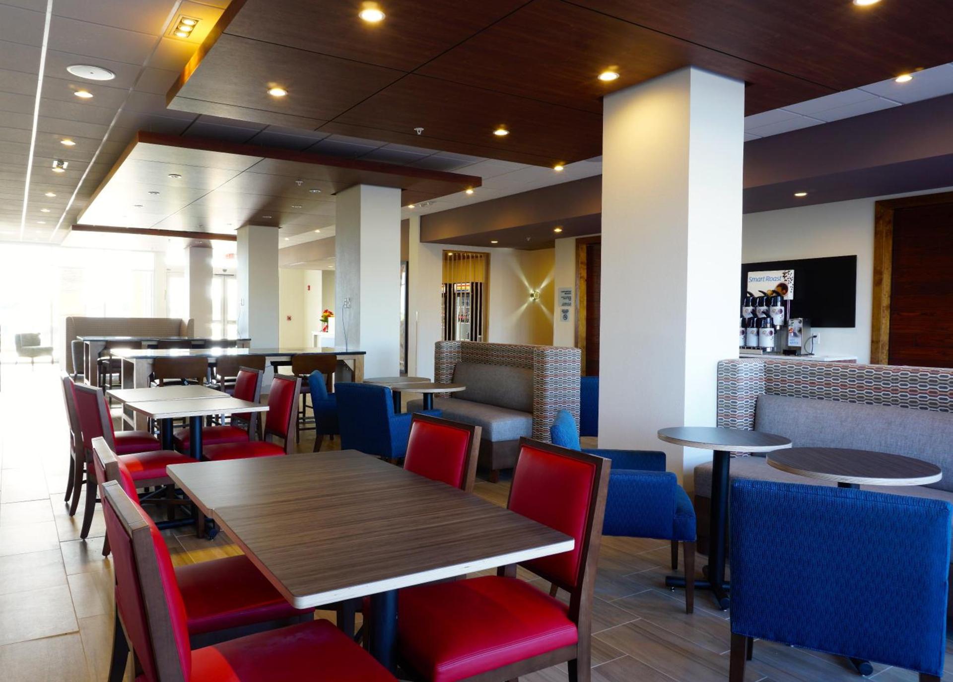 Holiday Inn Express & Suites Omaha - Millard Area by IHG photo 22