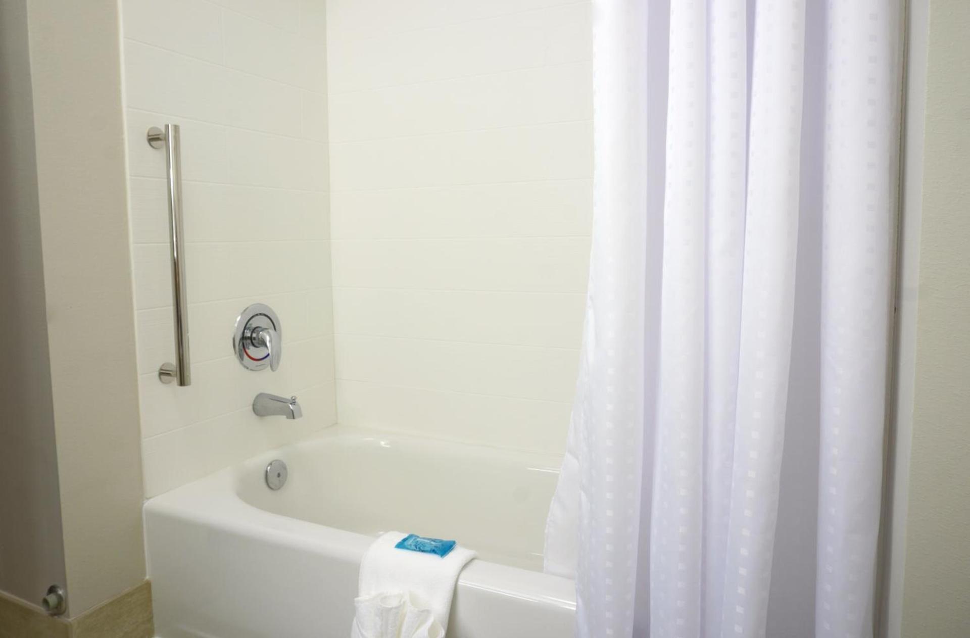 Holiday Inn Express & Suites Omaha - Millard Area by IHG photo 30