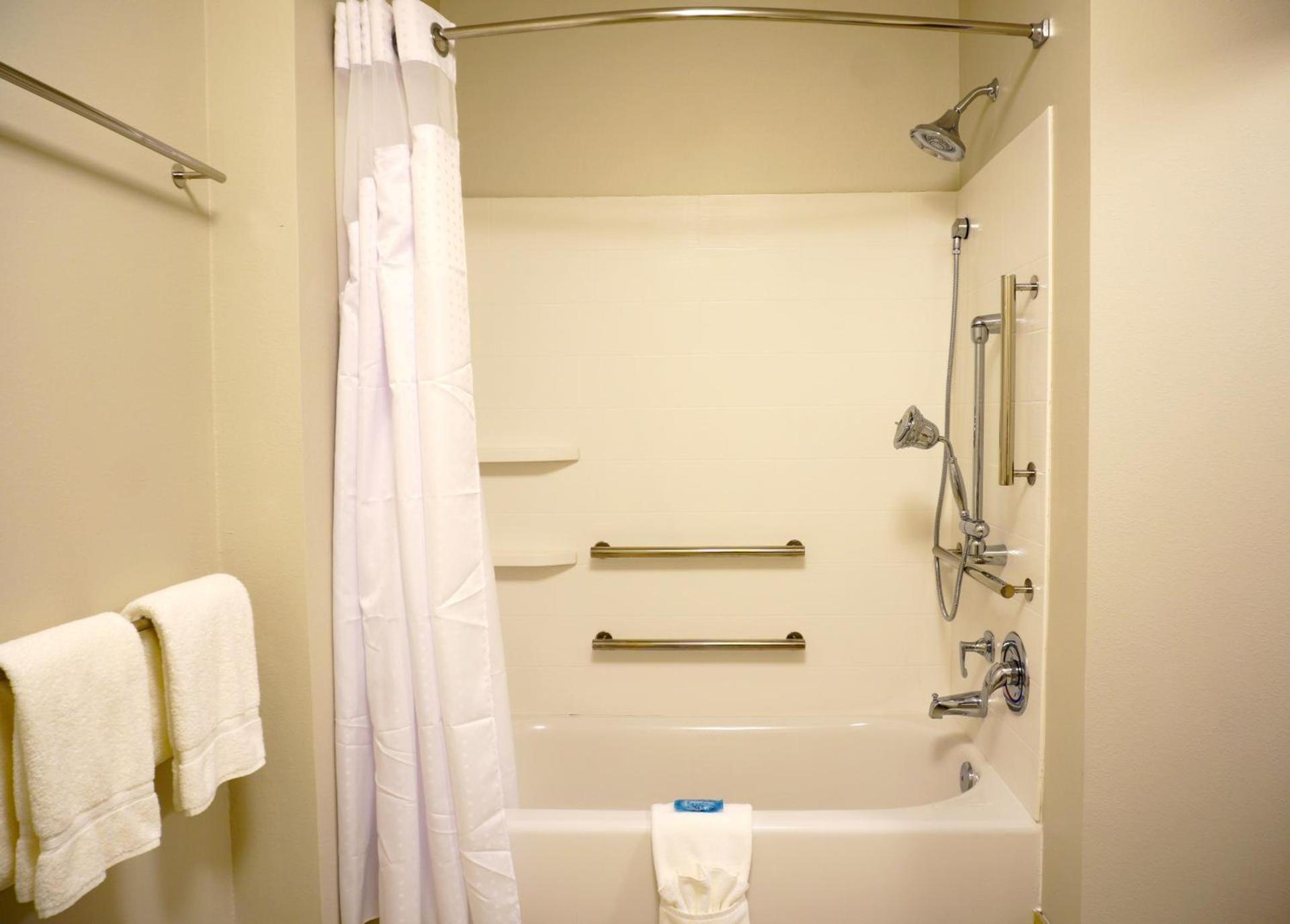 Holiday Inn Express & Suites Omaha - Millard Area by IHG photo 32