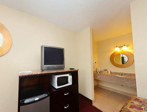 Americas Best Value Inn Refugio photo 14