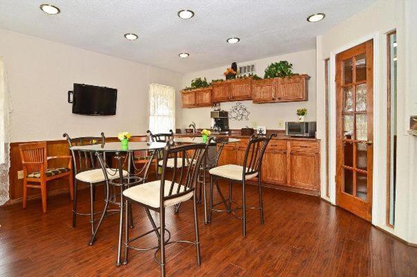 Americas Best Value Inn Refugio photo 2