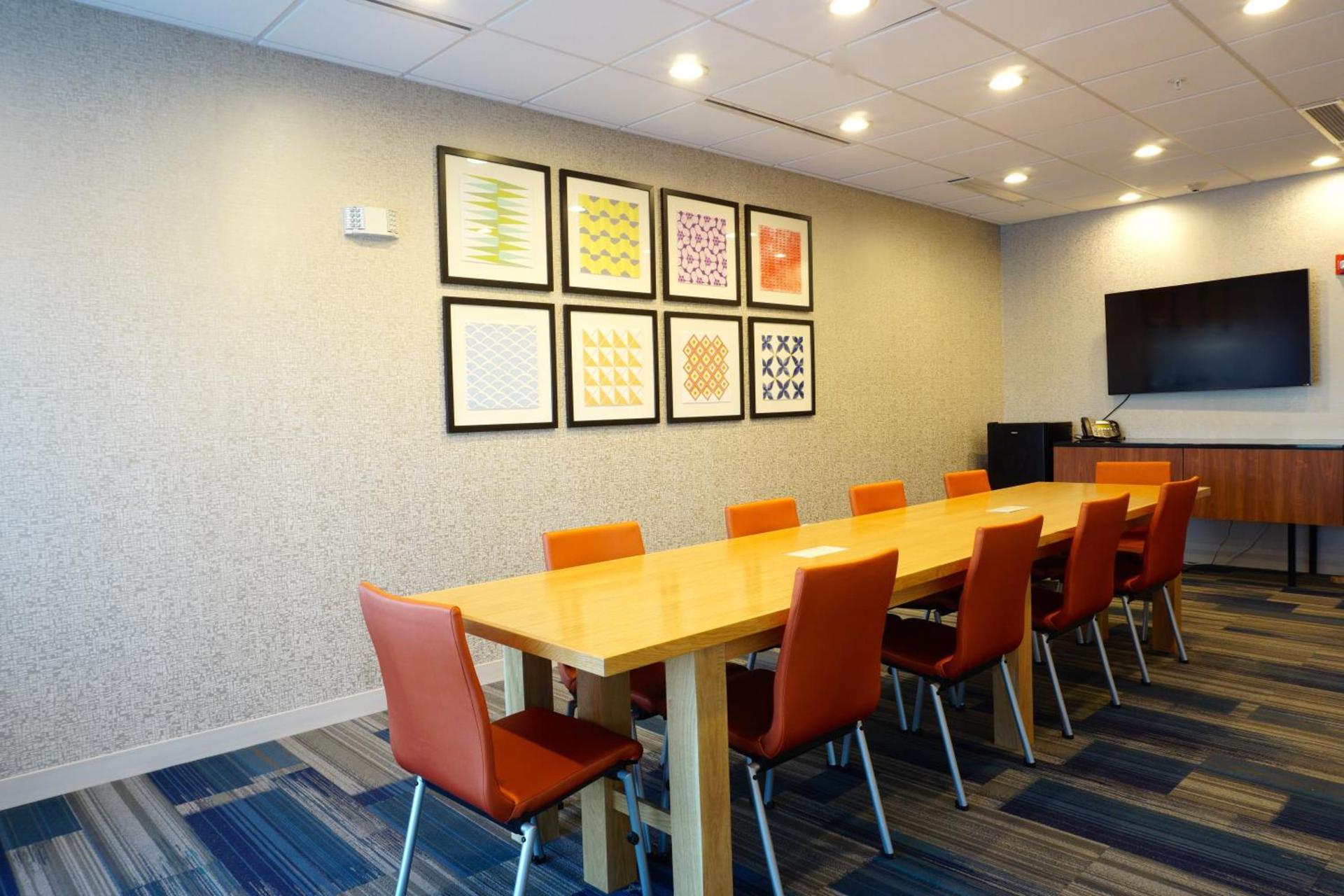 Holiday Inn Express & Suites Omaha - Millard Area by IHG photo 4