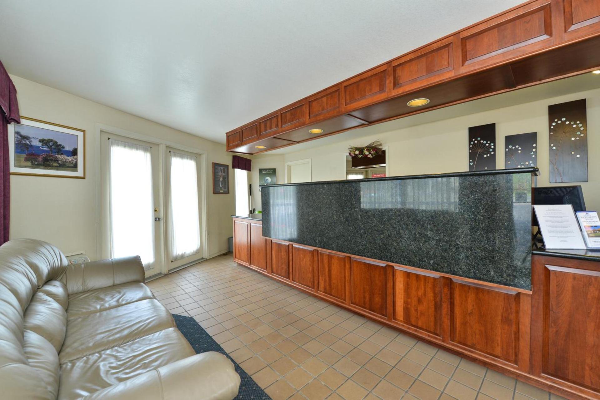 Travelodge by Wyndham Mackinaw City photo 10