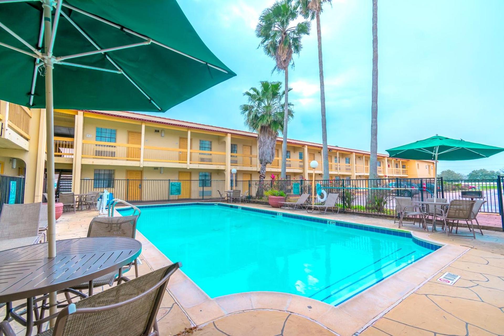 La Quinta Inn by Wyndham Clute Lake Jackson photo 5
