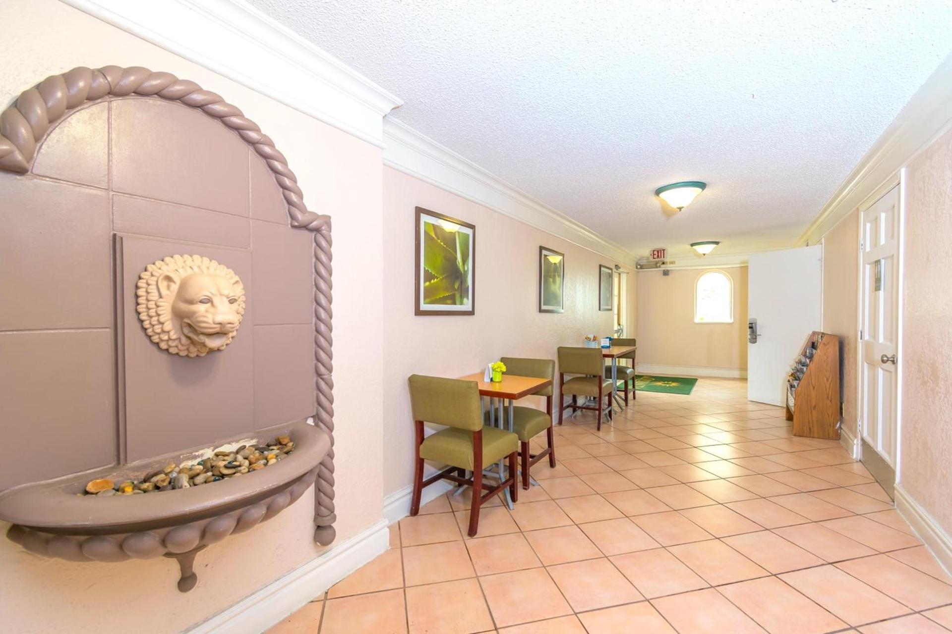 La Quinta Inn by Wyndham Clute Lake Jackson photo 21
