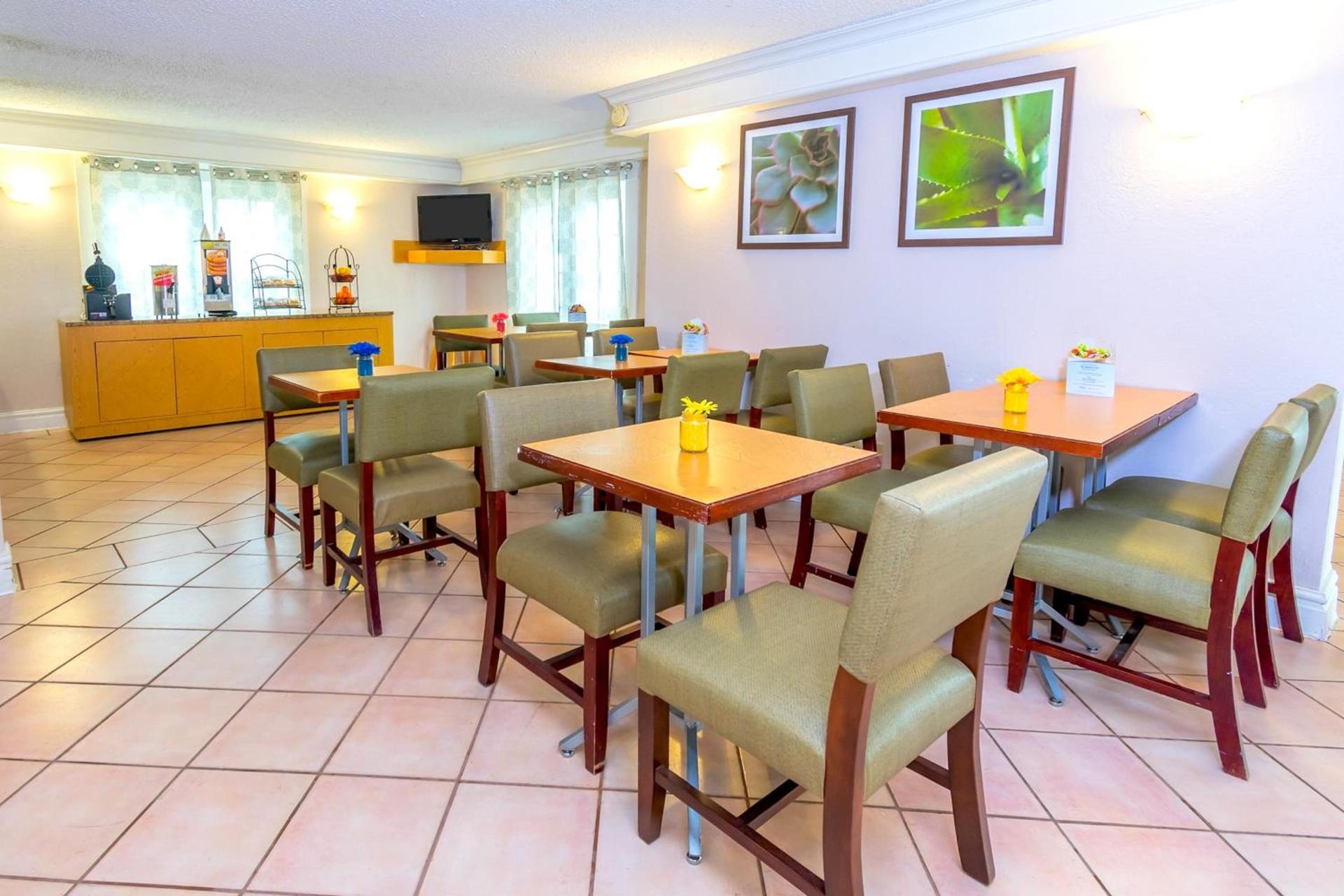 La Quinta Inn by Wyndham Clute Lake Jackson photo 20