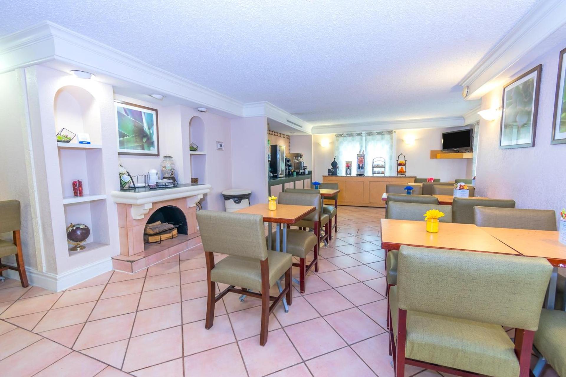La Quinta Inn by Wyndham Clute Lake Jackson photo 11