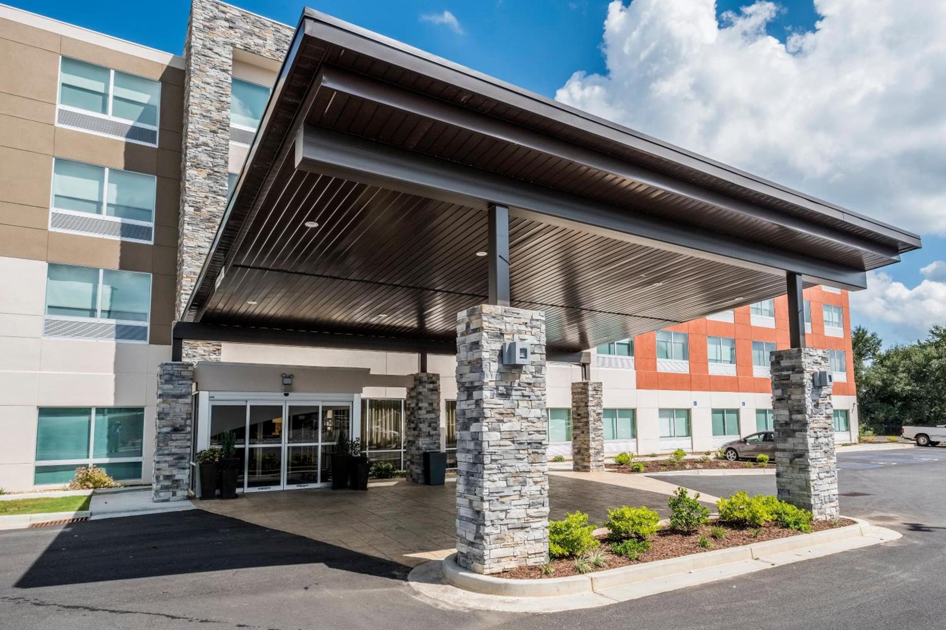 Holiday Inn Express & Suites - Commerce by IHG photo 8