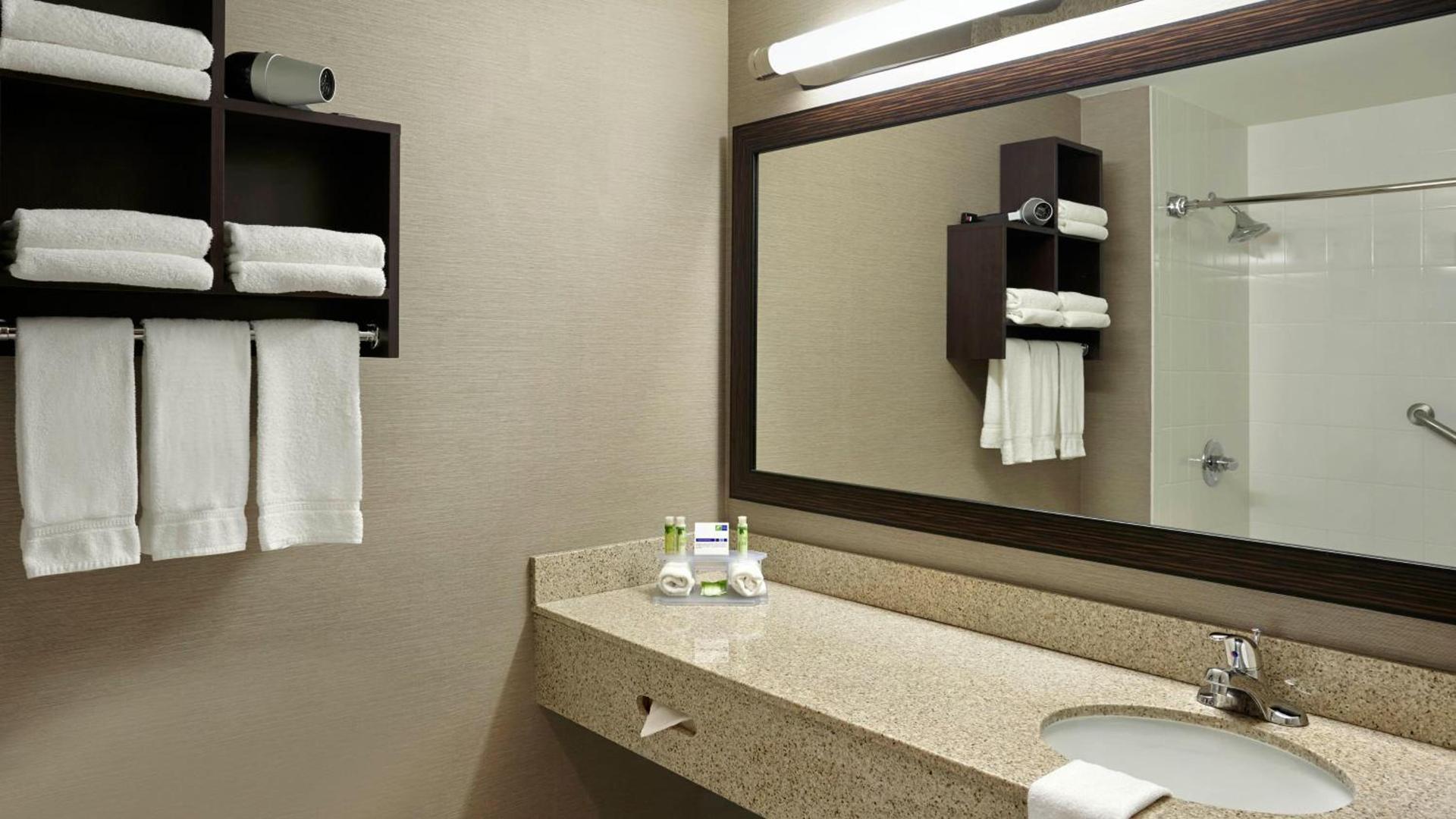 Holiday Inn Express & Suites Naples Downtown - 5th Avenue by IHG photo 35