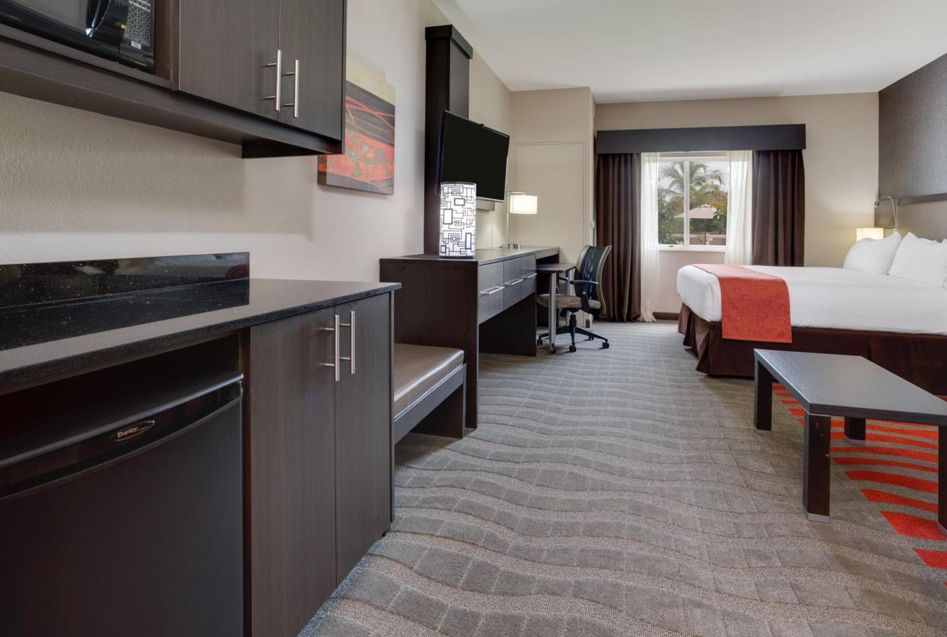 Holiday Inn Express & Suites Naples Downtown - 5th Avenue by IHG photo 50