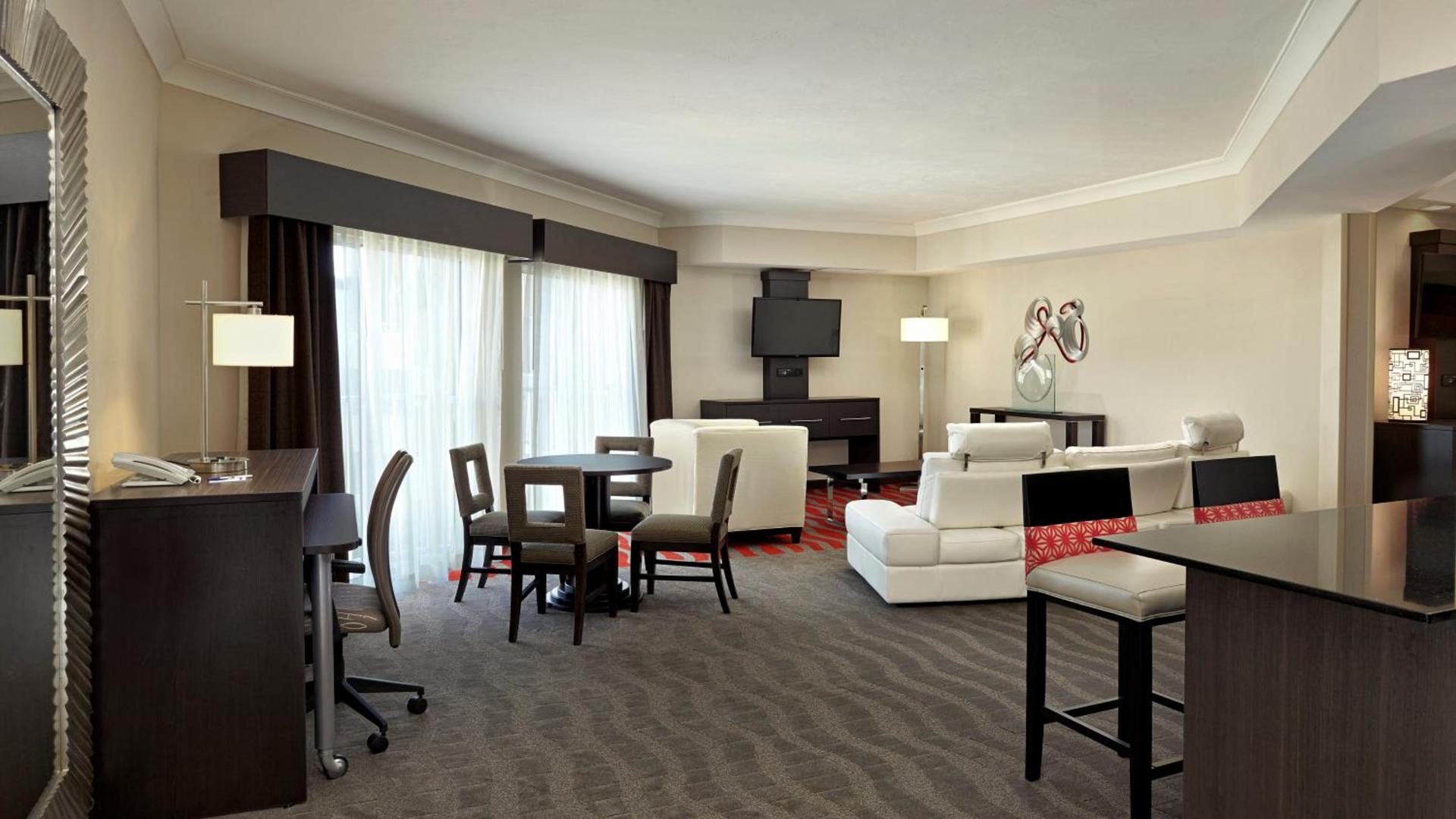 Holiday Inn Express & Suites Naples Downtown - 5th Avenue by IHG photo 37