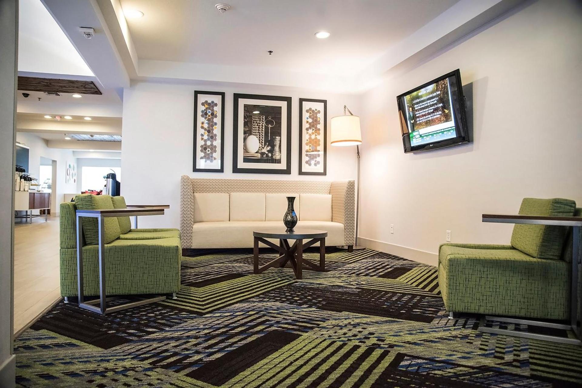 Holiday Inn Express & Suites Alexandria by IHG photo 15