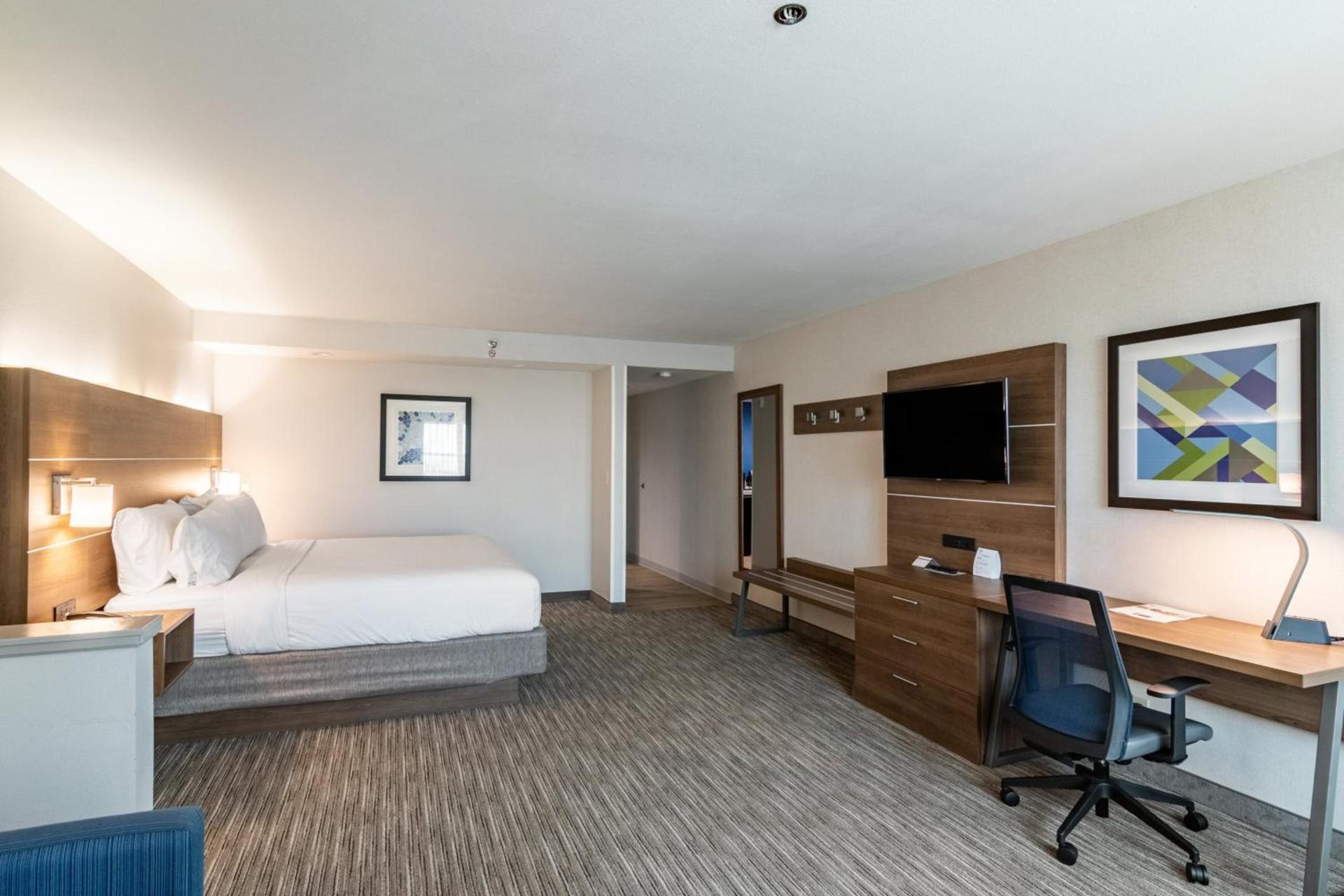 Holiday Inn Express & Suites Camarillo by IHG photo 13