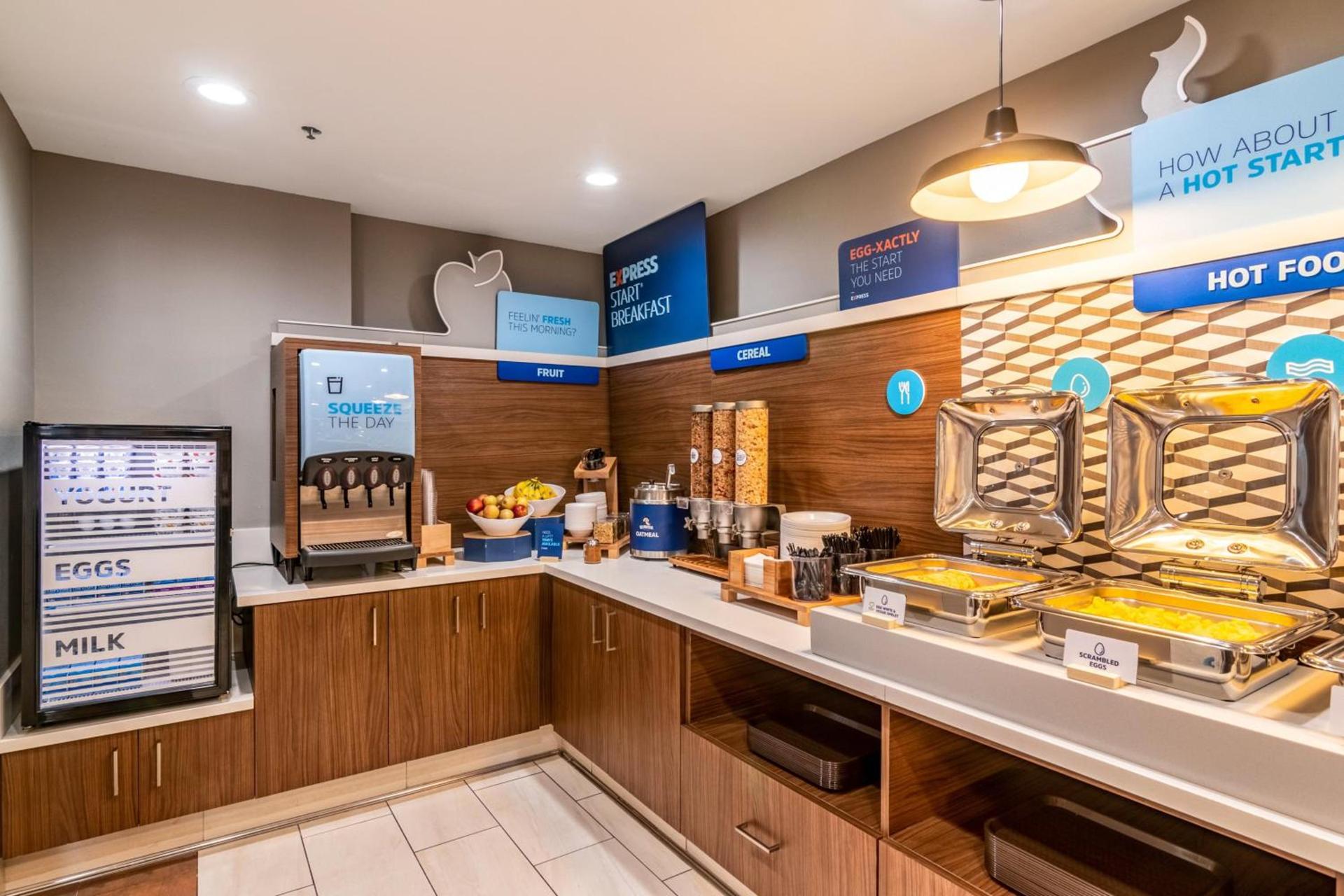 Holiday Inn Express & Suites Camarillo by IHG photo 6