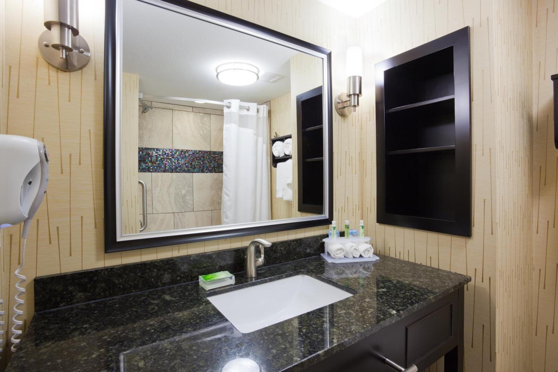 Holiday Inn Express & Suites Fort Dodge by IHG photo 27