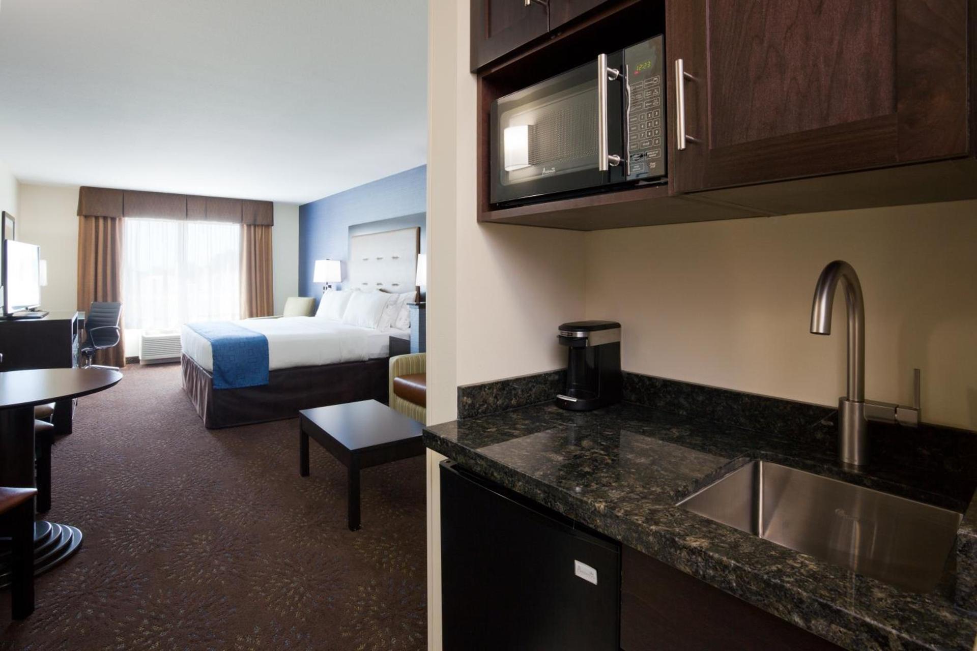 Holiday Inn Express & Suites Fort Dodge by IHG photo 29