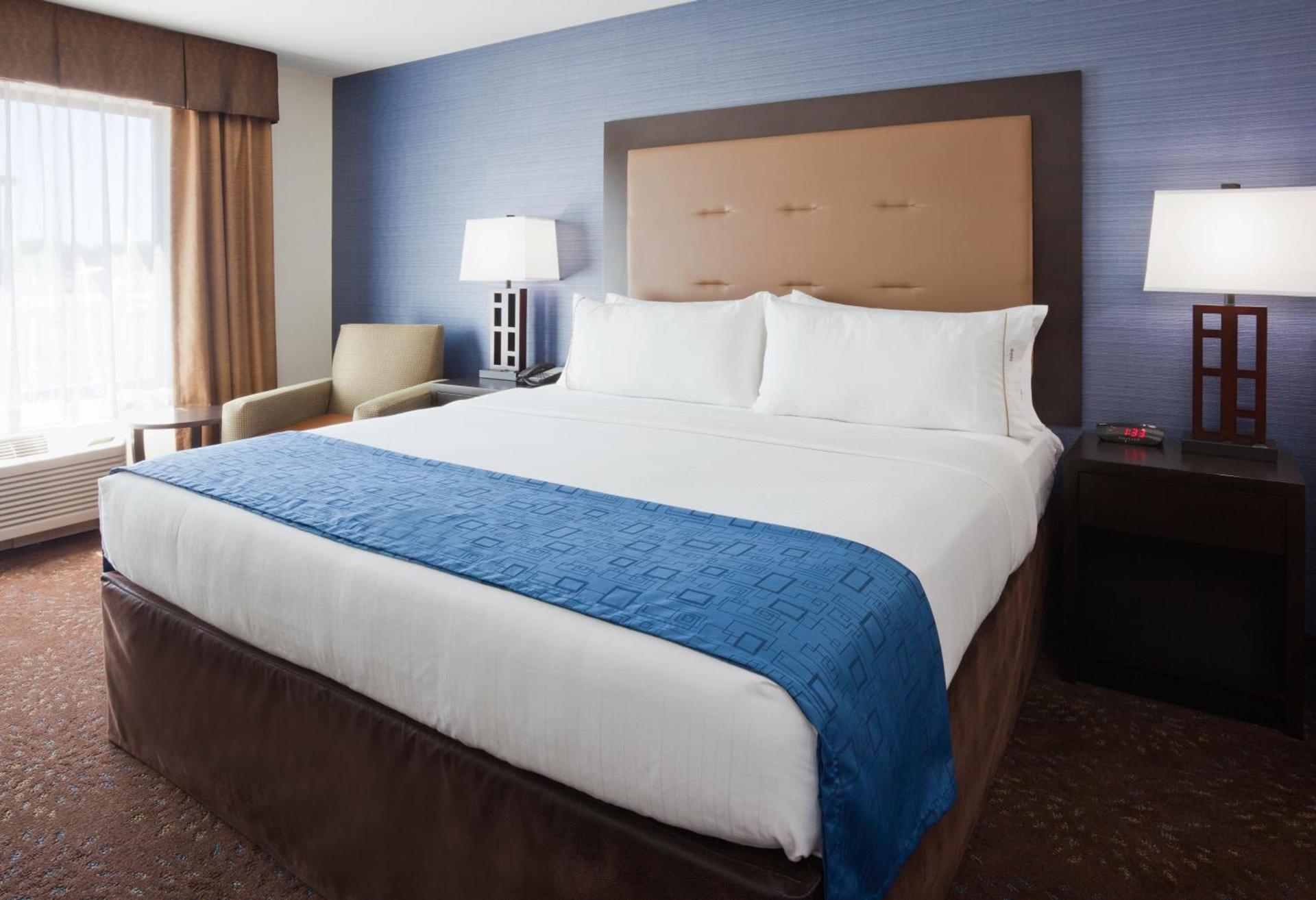 Holiday Inn Express & Suites Fort Dodge by IHG photo 37