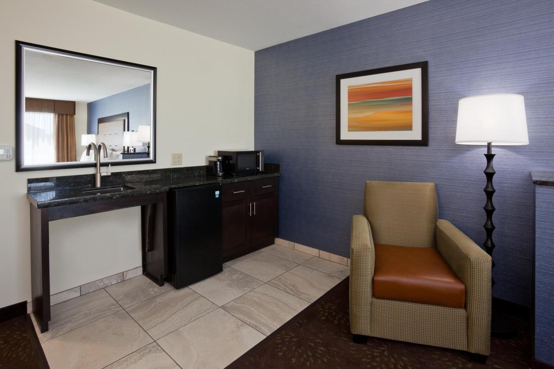 Holiday Inn Express & Suites Fort Dodge by IHG photo 36