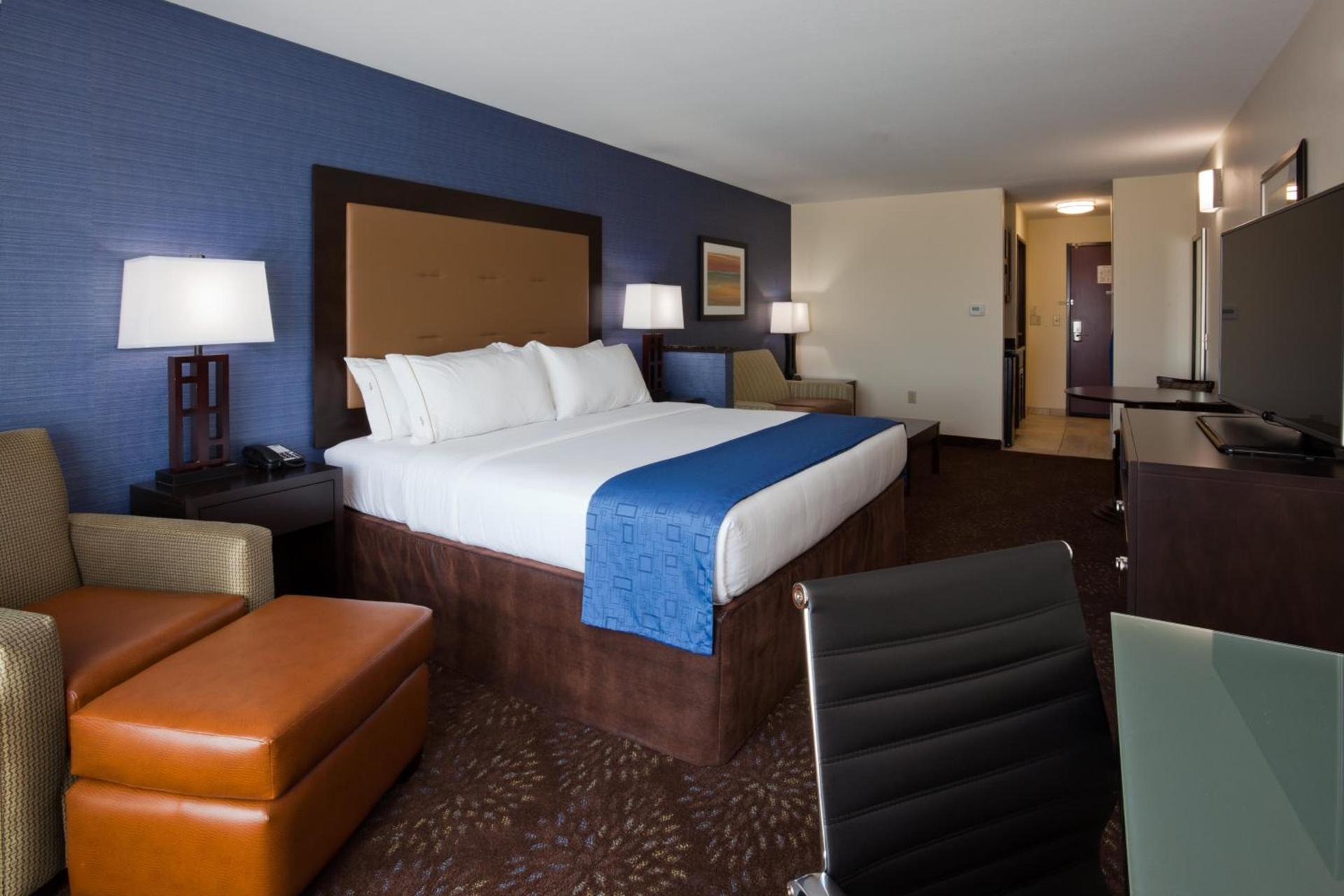 Holiday Inn Express & Suites Fort Dodge by IHG photo 30