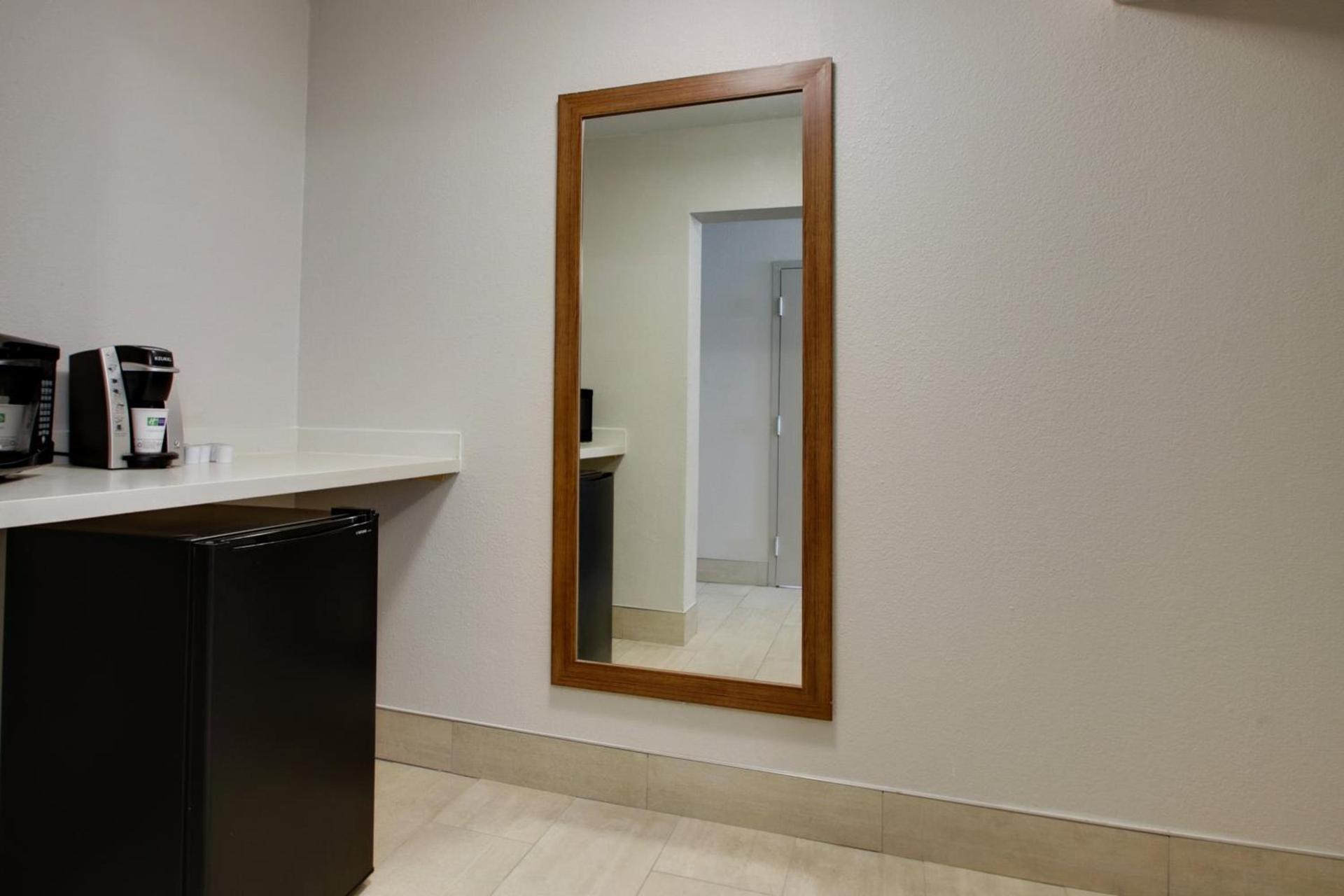 Holiday Inn Express & Suites Wapakoneta by IHG photo 41