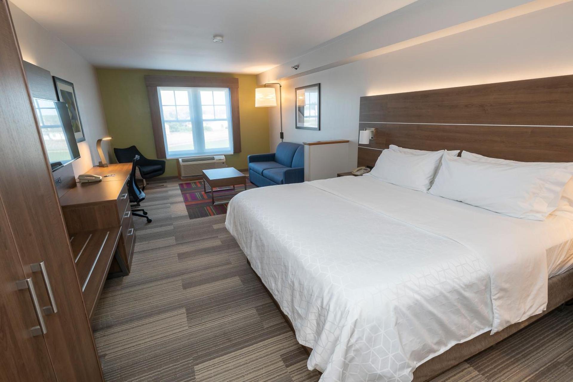 Holiday Inn Express & Suites Iron Mountain by IHG photo 13