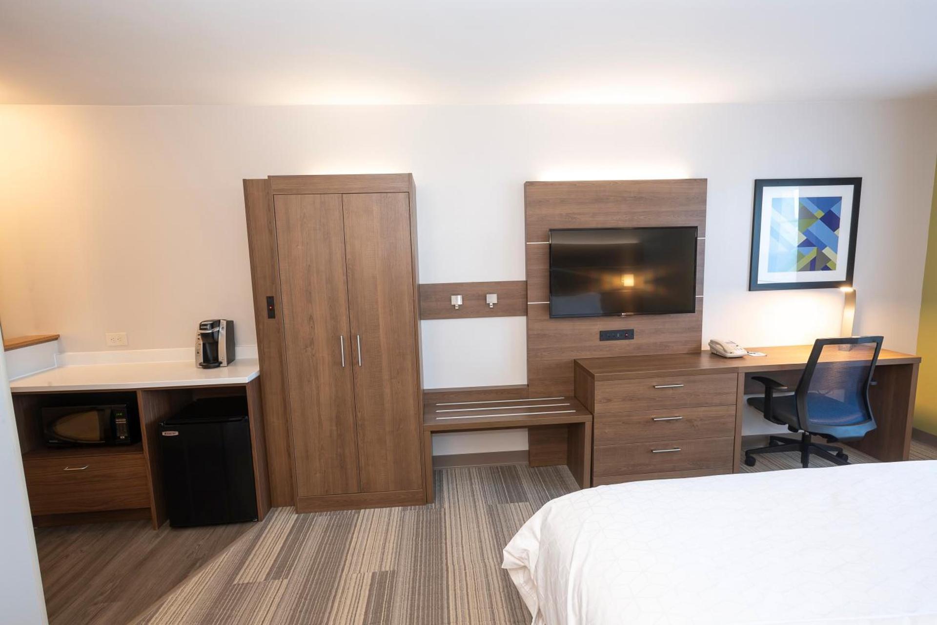 Holiday Inn Express & Suites Iron Mountain by IHG photo 23