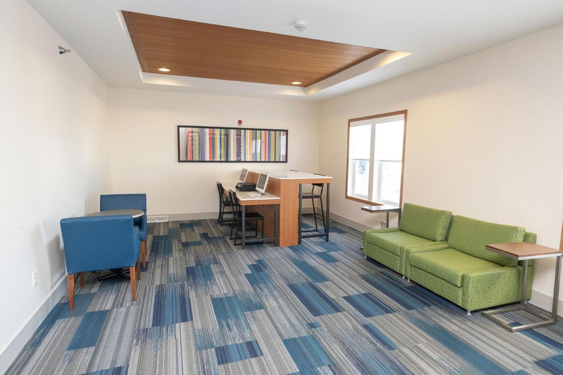 Holiday Inn Express & Suites Iron Mountain by IHG photo 6
