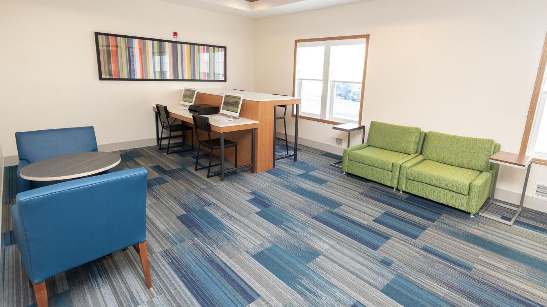 Holiday Inn Express & Suites Iron Mountain by IHG photo 7