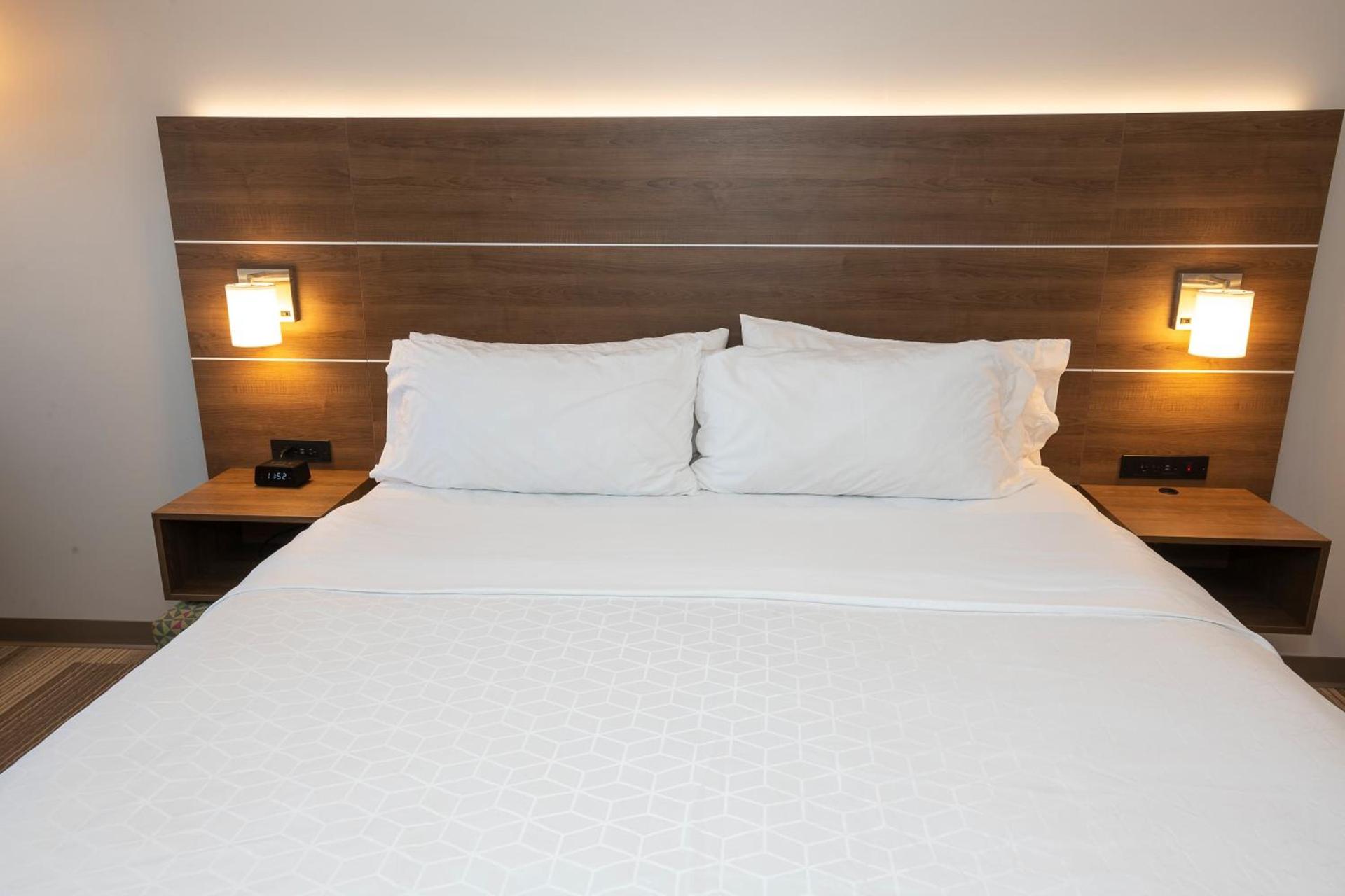 Holiday Inn Express & Suites Iron Mountain by IHG photo 18