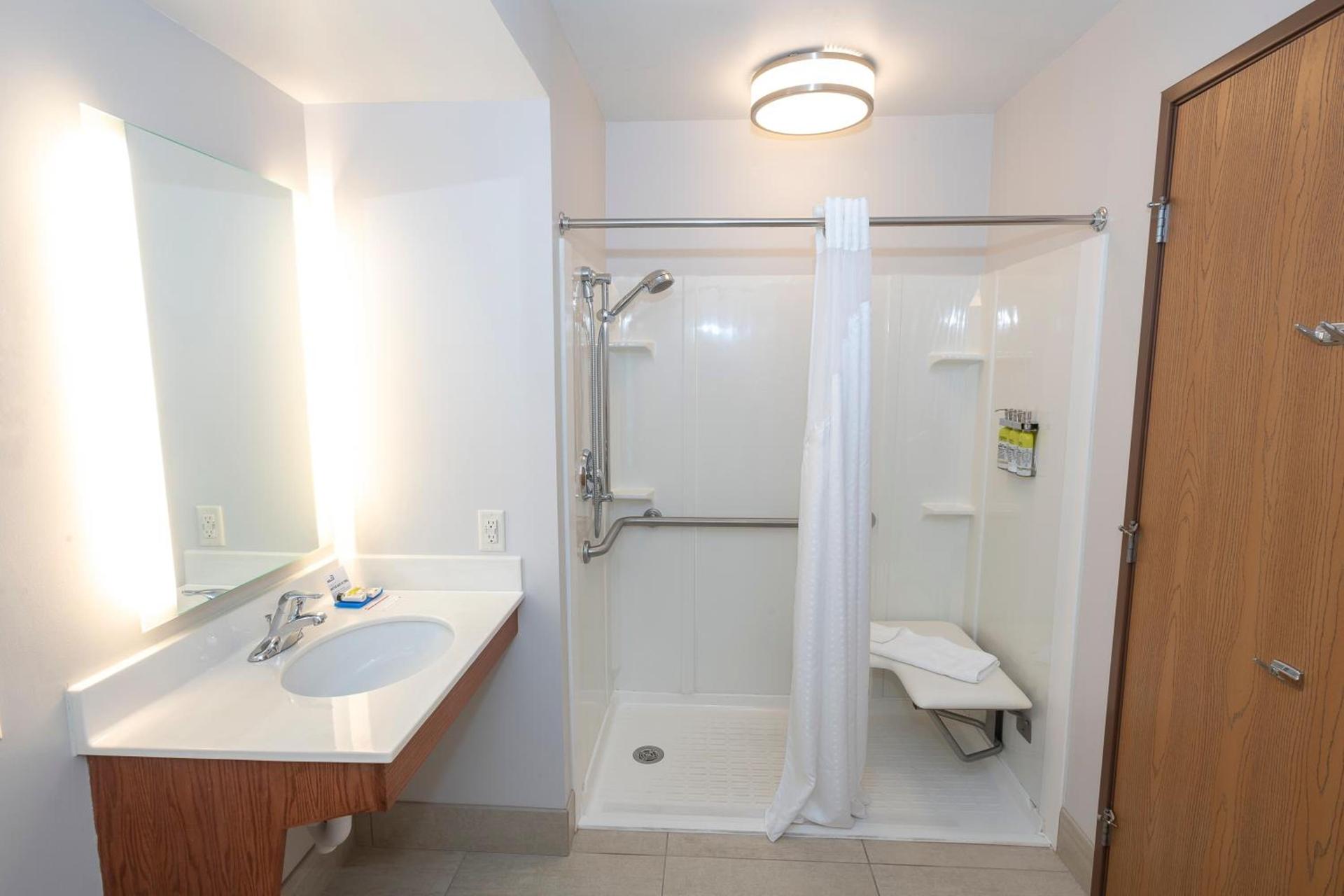 Holiday Inn Express & Suites Iron Mountain by IHG photo 22