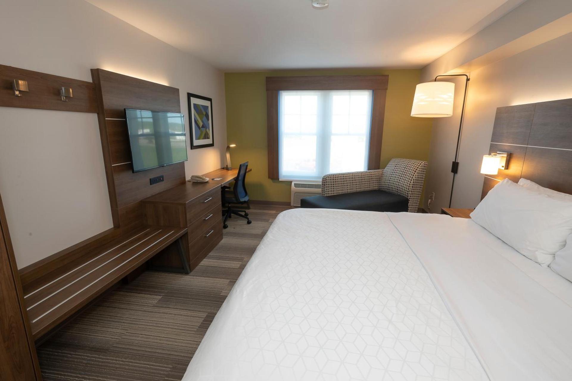 Holiday Inn Express & Suites Iron Mountain by IHG photo 20
