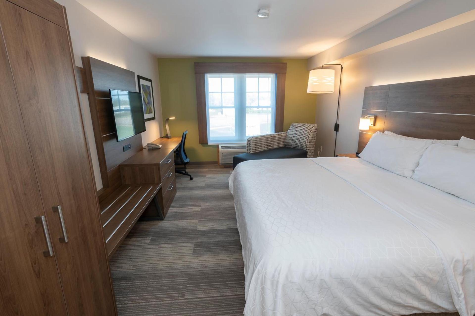 Holiday Inn Express & Suites Iron Mountain by IHG photo 17