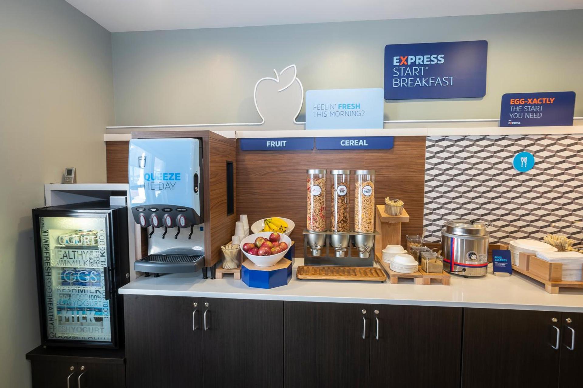 Holiday Inn Express & Suites Iron Mountain by IHG photo 29