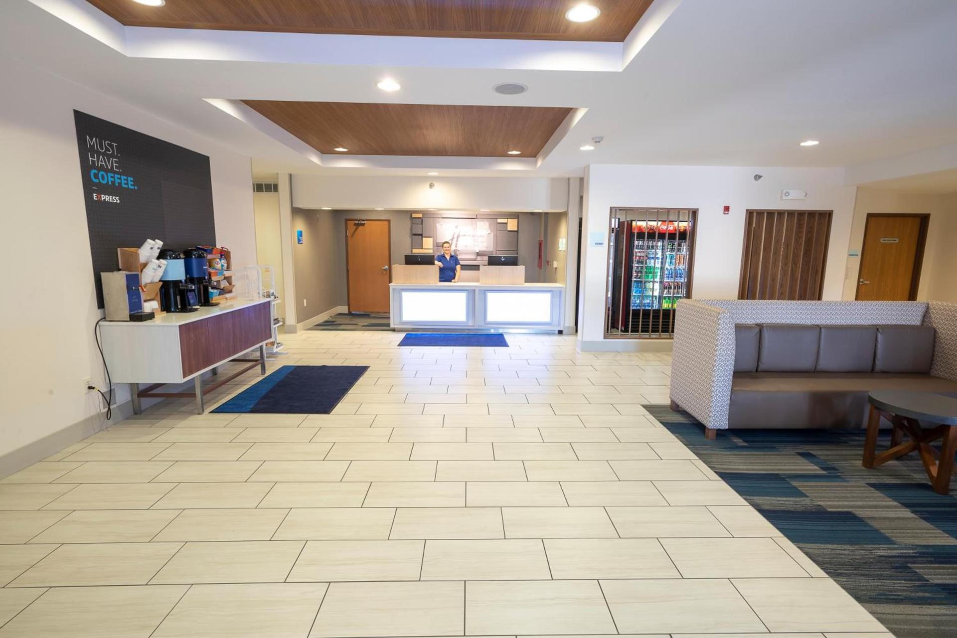 Holiday Inn Express & Suites Iron Mountain by IHG photo 9